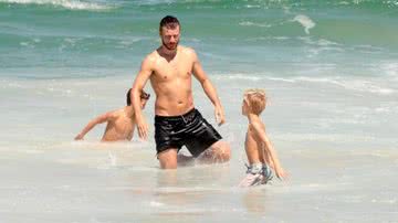 Rodrigo Hilbert curte dia na praia com os filhos gêmeos - Delson Silva / AgNews