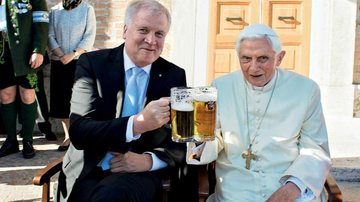 O pontífice brindou a data ao lado de membro da delegação alemã - OSSERVATORE ROMANO/REUTERS