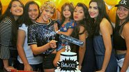 Isabella Santoni comemora 23 anos com festa preparada pelos fãs - Daniel Delmiro/ AgNews