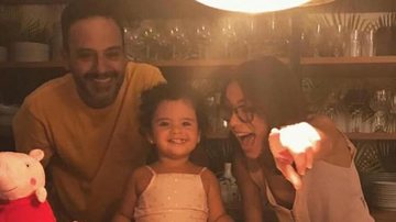 Carolina Ferraz posa com a filha, Isabel, e o marido, Marcelo Marins - Instagram/Reprodução