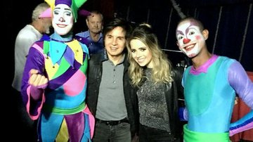 Sandy e Xororó com os integrantes do circo - AgNews