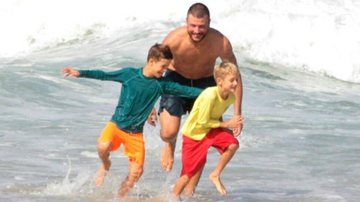 Rodrigo Hilbert se diverte com Francisco e João em praia no Rio - AgNews