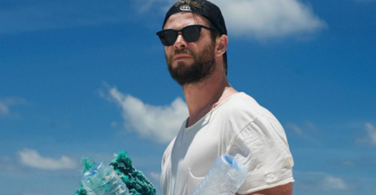 Chris Hemsworth e Brie Larson ajudam a limpar praia - Reprodução