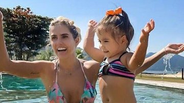 Deborah Secco se diverte com Maria Flor na piscina - Instagram/Reprodução
