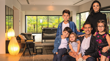 Hernanes abre a nova mansão em São Paulo ao lado da mulher, Erica, e dos filhos, Ezequiel, Lúcia, Maximo e Angélica - Martin Gurfein