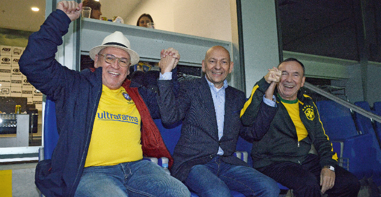 Sidney Oliveira, Luciano Hang e Clovis Tramontina festejam a vitória de 2 a 0 do Brasil contra o Equador, direto do badalado camarote - LIANE NEVES/LIANE NEVES FOTOGRAFIA