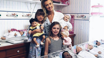 Ana Paula Siebert levou Rafinha à 'maternidade de bonecas' - Instagram/Reprodução