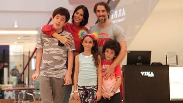 Marcos Mion curte fim de semana em família em shopping de SP - Garagem Filmes