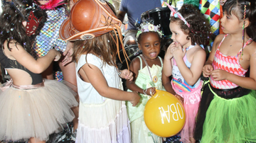 Julia, Filha de Leandra Leal e Alexandre Youssef curte bloco de carnaval infantil - Amauri Nehn/Brazil News
