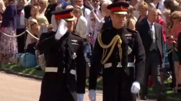 Príncipe Harry chega ao casamento acompanhado de príncipe William - GNT/Reprodução