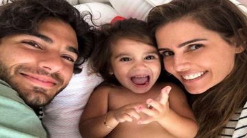 Deborah Secco, Hugo Moura e Maria Flor em momento familiar - Instagram / Reprodução