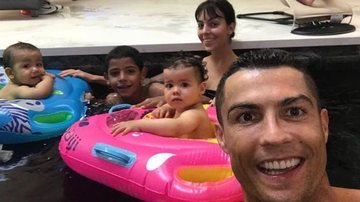 Cristiano Ronaldo e filhos curtindo na piscina - Divulgação/ Instagram