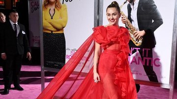 Miley Cyrus no tapete vermelho da estreia de Isn’t Romantic. - Getty Images