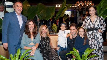 Apresentador contou com a presença da família e de famosos em sua festa de reestreia na RedeTV - Rogerio Pallata