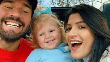 Alisson Becker com a filha e a esposa - Reprodução Instagram