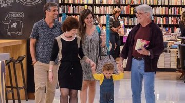 Sérgio Chapelin com a família no shopping - Pablo Luquez/AgNews