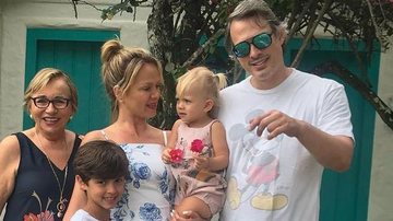 Eliana com a mãe, os filhos e o noivo Adriano Ricco - Reprodução/Instagram