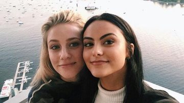 Lili Reinhart e Camila Mendes durante as gravações da nova temporada de 'Riverdale' - Foto/Destaque Instagram