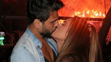 O casal Nicole Bahls e Marcelo Bimbi, trocaram beijos e amassos durante o festival de música - Rogerio Fidalgo/Agnews