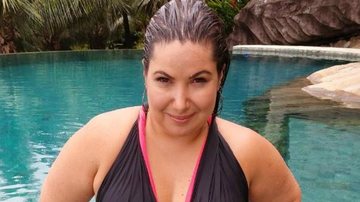 Mariana Xavier exibe decote profundo na piscina e brinca: ''Lembrança da Ilha de CARAS'' - Reprodução/Instagram
