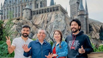 Mauricio com sua esposa, Alice, e seus filhos, Mauro e Mauricio no Universal Orlando, nos EUA - Martin Gurfein