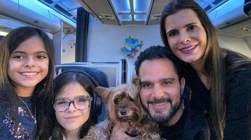 Luciano Camargo com as filhas gêmeas, a esposa e o cachorro - Reprodução/Instagram