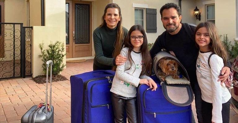 Luciano Camargo e família em frente a sua mansão em Orlando - Reprodução/Instagram