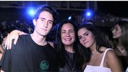 Adriana Esteves com o filho e a nora em show de Anitta - Beatriz Damy/AgNews