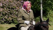 Em Windsor, onde está isolada, Elizabeth faz um passeio montada no pônei Fern - Getty Images