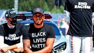 De joelhos, Lewis Hamilton e outros pilotos usaram camisetas pedindo o fim do racismo - Getty Images