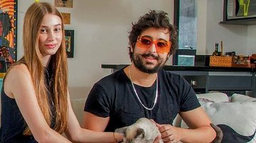 Zeeba e sua namorada, Heloísa no apartamento do músico em SP - Rogério Pallatta