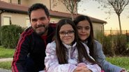 Luciano Camargo surge estudando com as filhas e encanta web - Reprodução/Instagram