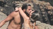 Na praia, Isabella Santoni exibe corpão ao trocar beijos com o namorado - Dilson Silva/AgNews