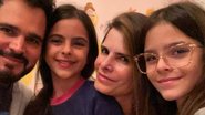 Luciano Camargo encanta ao posar com a esposa e as filhas - Reprodução/Instagram