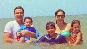 Thyane Dantas posa com a família durante passeio de barco - Reprodução/Instagram