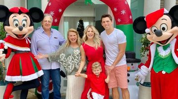 Em clima de Natal, Karina Bacchi posa coladinha a família - Reprodução/Instagram