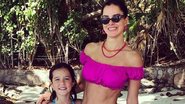 Vera Viel posa com a filha caçula durante passeio de barco em Angra dos Reis - Reprodução/Instagram