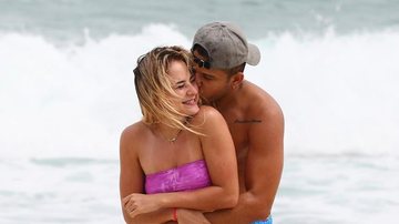 Tierry e Gabi Martins são flagrados em clima de romance na praia - Dilson Silva/AgNews