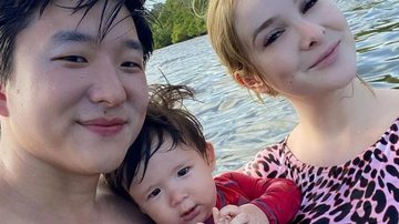 Pyong Lee posa coladinho com a esposa, Samy Lee e o filho, Jake - Foto/Instagram