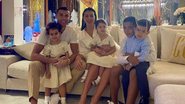 Cristiano Ronaldo posa coladinho com sua família - Reprodução/Instagram