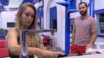 Gilberto e Carla Diaz conversam após volta da atriz do quarto secreto - Reprodução/TV Globo