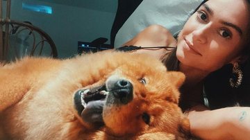 Thaila Ayala surge trabalhando em home office com seu cão - Reprodução/Instagram