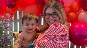 Marilia Mendonça surge tomando banho ao lado do filho, Leo - Reprodução/Instagram