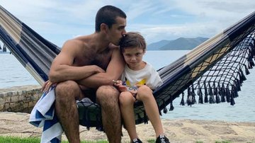 Felipe Simas compartilha comovente reflexão ao posar com seu filho mais velho, Joaquim - Reprodução/Instagram