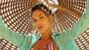 Lívia Andrade posa com biquíni bem cavado na praia - Reprodução/Instagram