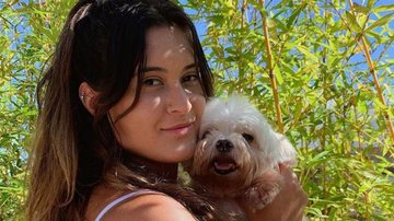 Beatriz Bonemer curte delicioso dia de sol e calor na companhia de seu cachorrinho de estimação - Reprodução/Instagram