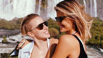 Vitória Strada compartilha beijo em Marcella Rica na piscina - Reprodução/Instagram