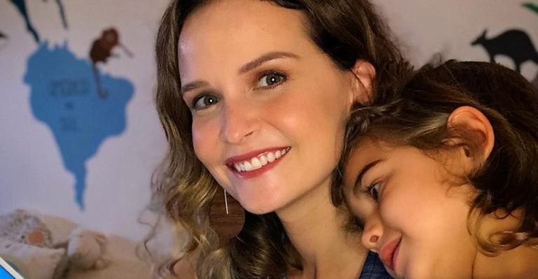 Fernanda Rodrigues surge exausta ao lado do filho durante aula on-line - Reprodução/Instagram