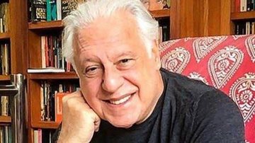 Antônio Fagundes posa sorridente ao celebrar seus 72 anos de vida - Reprodução/Instagram