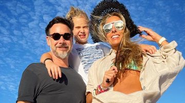 Adriane Galisteu posa ao lado do marido e do filho ao curtir o final da tarde na praia - Reprodução/Instagram